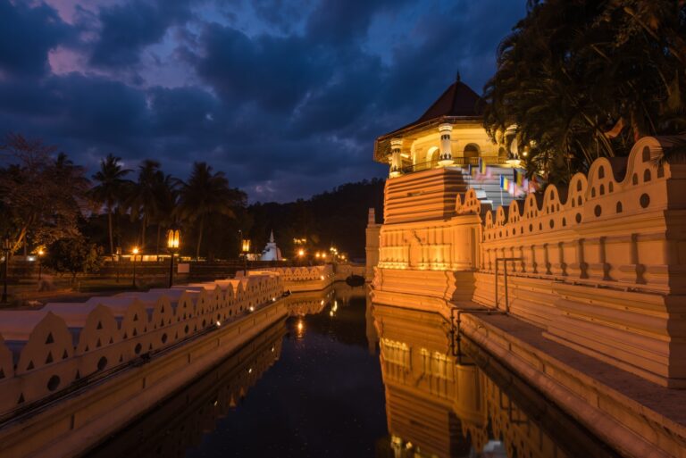 Temple,Of,The,Sacred,Tooth,Relic,At,Kandy,,Sri,Lanka